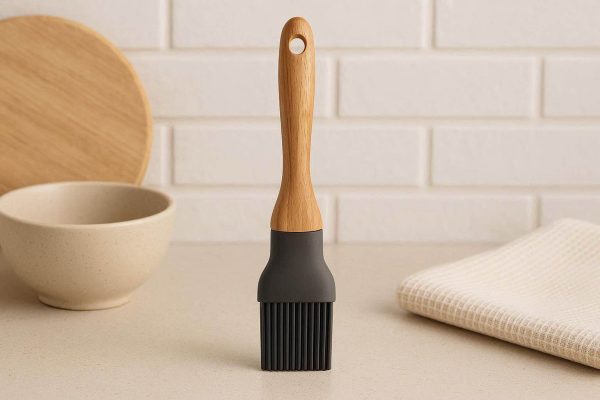 Elegant Wooden Handle Silicone Pastry Brush Heat Resistant Comfort Grip Basting Brush For Aesthetic Kitchen Counter Decor
